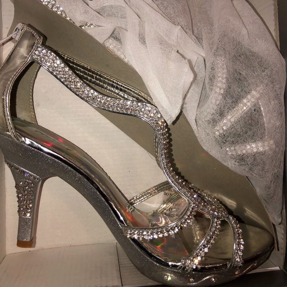 Silver Heels - Picture 3 of 3